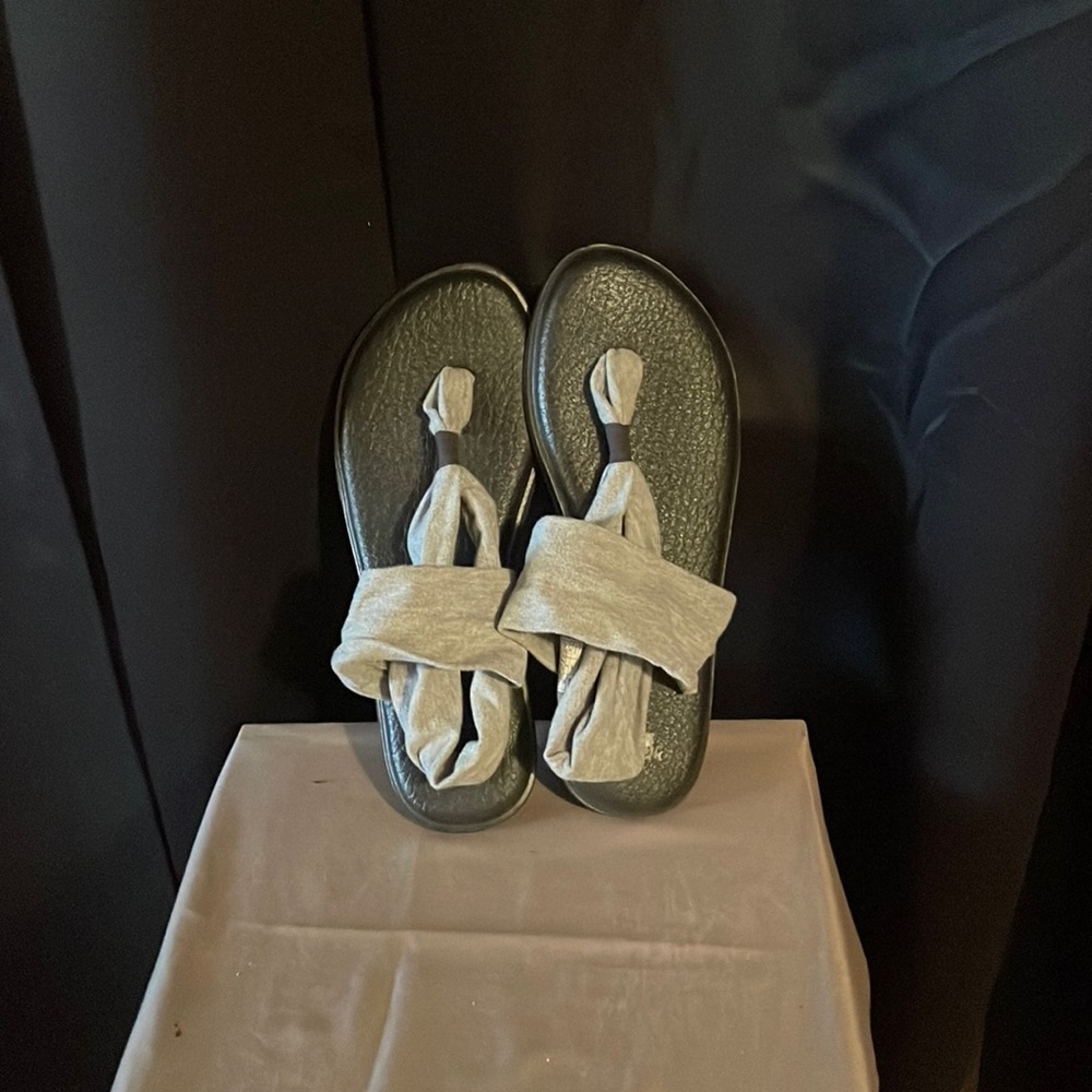 Sanuk women’s sandals size 10